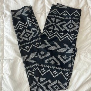 *Free Gift W Purchase* Black and white tribal print leggings. Size small.